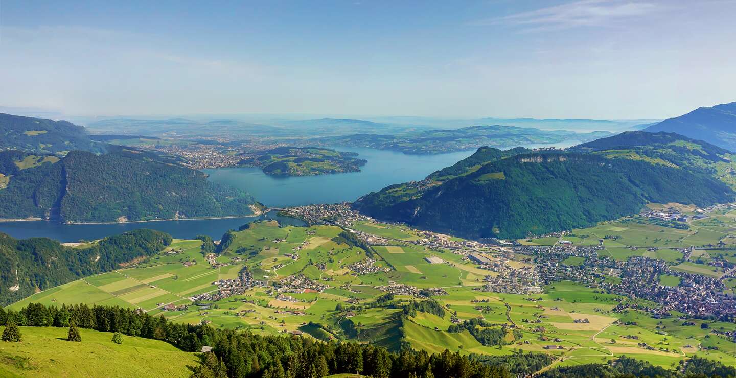 Herrlicher Panoramablick auf die Doerfer und Landschaft der Zentralschweiz mit dem Vierwaldstaettersee | © Gettyimages.com/Leesle