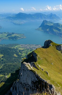 Blick auf den Vierwaldstättersee an einem sonnigen Tag mit Wolken am Himmel | © Gettyimages.com/thomasharith
