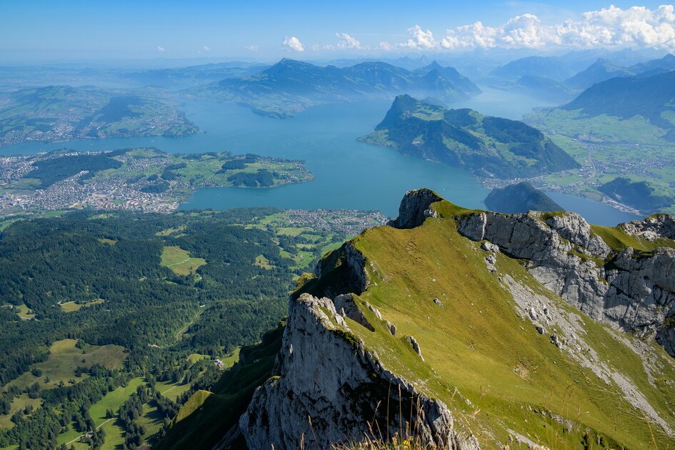 Blick auf den Vierwaldstättersee an einem sonnigen Tag mit Wolken am Himmel | © Gettyimages.com/thomasharith