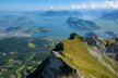 Blick auf den Vierwaldstättersee an einem sonnigen Tag mit Wolken am Himmel | © Gettyimages.com/thomasharith