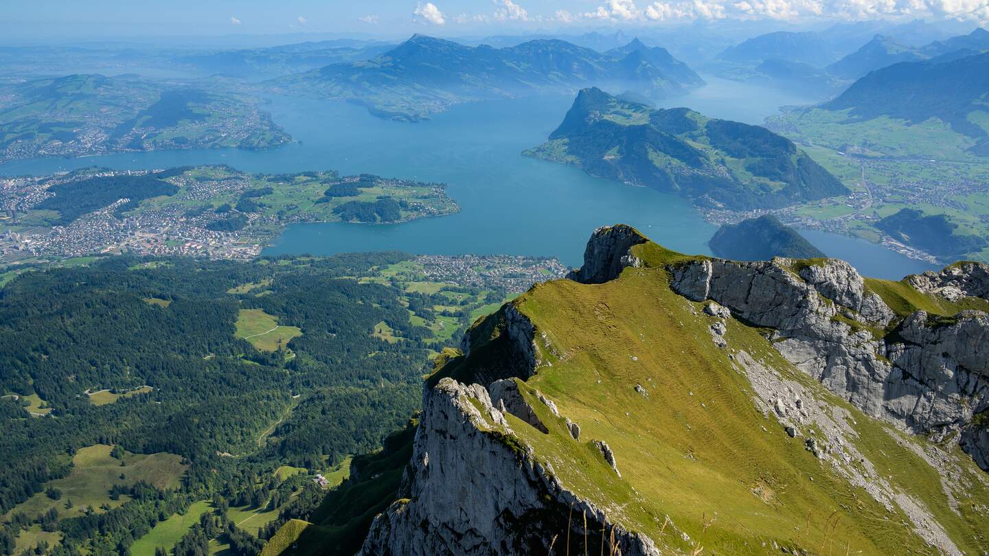 Blick auf den Vierwaldstättersee an einem sonnigen Tag mit Wolken am Himmel | © Gettyimages.com/thomasharith