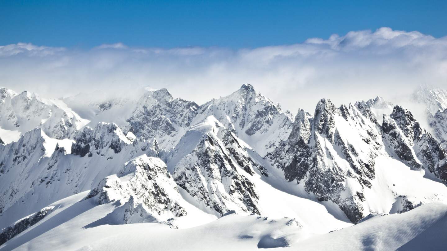 blick über nebelige berge vom titlis, engelberg, schweiz. 3200m über dem Meeresspiegel. | © Gettyimages.com/35007