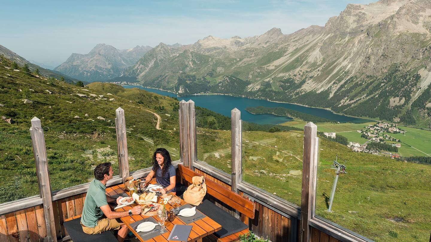 Furtschella – Brotzeit mit Blick auf den Silvaplanersee im Engadin | © © Gian Giavanoli