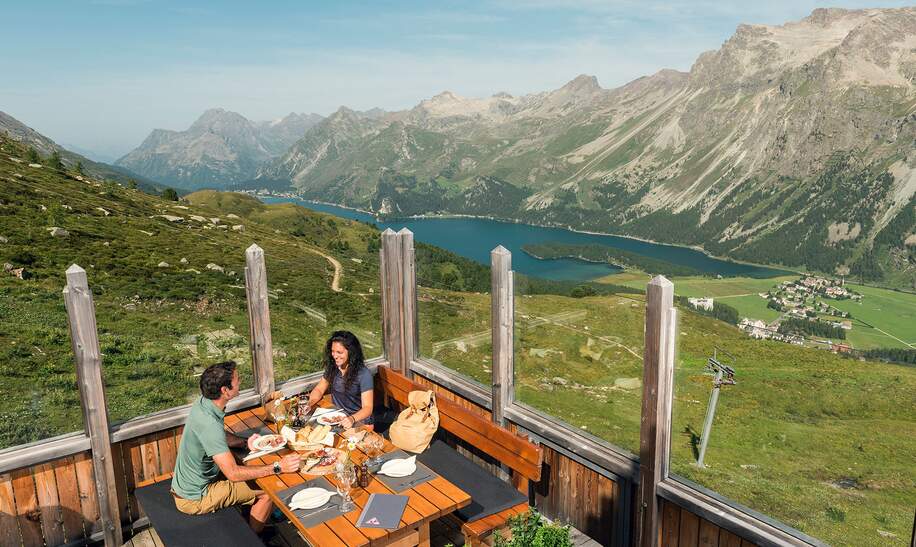 Furtschella – Brotzeit mit Blick auf den Silvaplanersee im Engadin | © Gian Giavanoli
