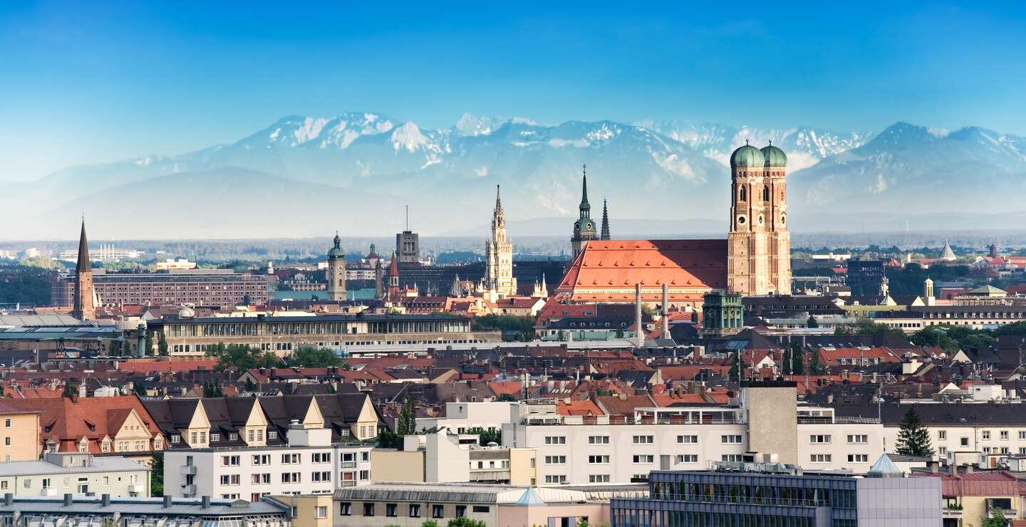 Ausblick auf München mit Bergen im Hintergrund | © GettyImages.com/Björn Kindler