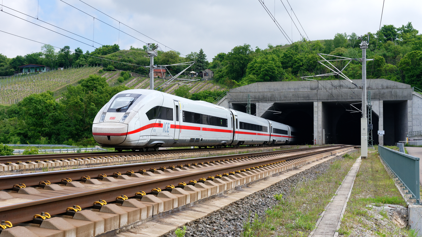 ICE Zug der DB fährt aus einem Tunnel | © Deutsche Bahn AG/ Frank Barteld