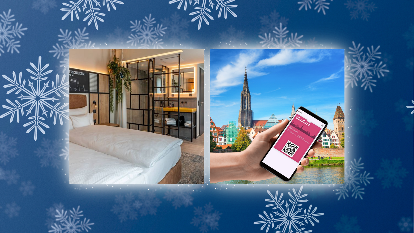 Zwei nebeneinander angeordnete Fotos vor blauem Hintergrund mit Schneeflocken: links ein modernes Hotelzimmer mit Doppelbett, Glaswand zum Bad, hölzernen Akzenten und grüner Pflanze; rechts eine Hand hält ein Smartphone mit geöffneter App ‚CityCard‘ und QR-Code, im Hintergrund die Skyline von Ulm mit dem Ulmer Münster und bunten Häusern am Flussufer.
