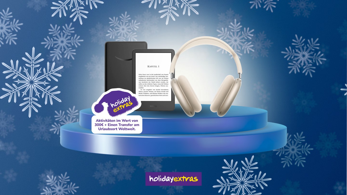 Elektronischer E-Reader mit sichtbarem Text auf dem Display, dahinter eine schwarze Schutzhülle und daneben ein Paar große, beige Over-Ear-Kopfhörer; alles arrangiert auf einem blauen Podest vor winterlichem Hintergrund mit Schneeflocken. Links ein lila Anhänger mit dem Logo ‚holiday extras‘ und Text: ‚Aktivitäten im Wert von 300 € + Einen Transfer am Urlaubsort weltweit‘. Unten das Logo ‚holidayextras‘.