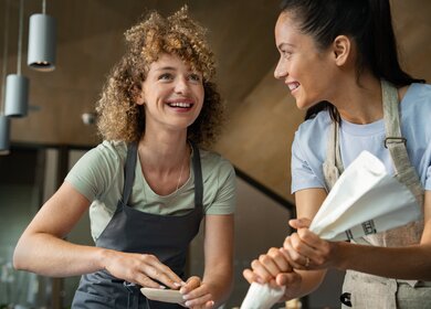 Zwei Frauen bei einem Back-Workshop in der Kochschule Autostadt Wolfsburg | © Magnus Winter