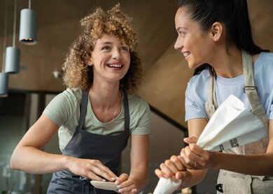 Zwei Frauen bei einem Back-Workshop in der Kochschule Autostadt Wolfsburg | © Magnus Winter