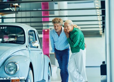 Ein Paar betrachtet Autos im Zeithaus der Autostadt Wolfsburg | © Urban Zintel