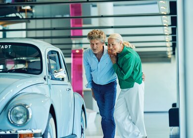 Ein Paar betrachtet Autos im Zeithaus der Autostadt Wolfsburg | © Urban Zintel