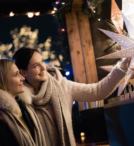 Zwei Frauen in der zauberhaften Winterwelt in der Autostadt Wolfsburg | © Nele Martensen