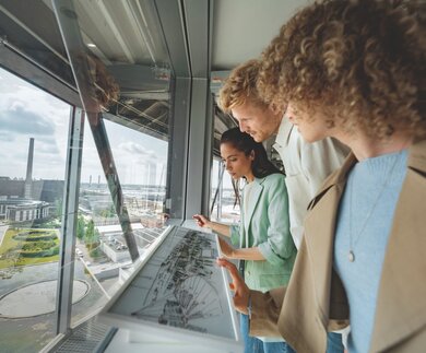 Besucher lesen einen Plan in einem Autoturm | © Magnus Winter