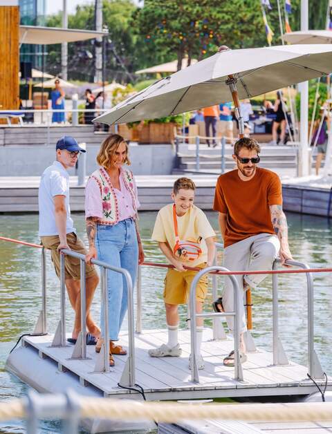 Familie spielt auf einem Floß auf Cool Summer Island in der Autostadt Wolfsburg | © Janina Snatzke