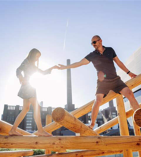 Eine Familie spielt auf dem Spielplatz der Autostadt Wolfsburg | © Janina Snatzke