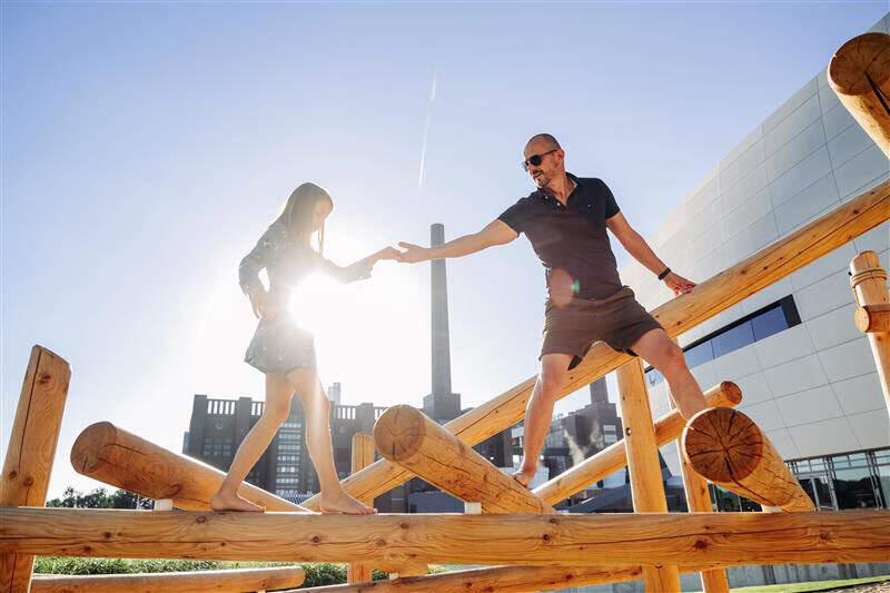 Eine Familie spielt auf dem Spielplatz der Autostadt Wolfsburg | © Janina Snatzke