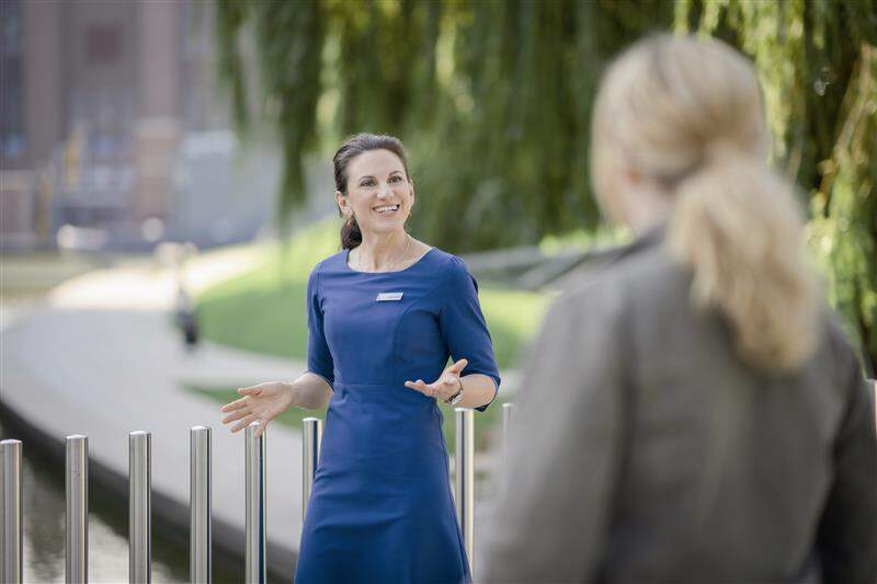 Mitarbeitende der Autostadt Wolfsburg gibt eine Führung | © Nele Martensen