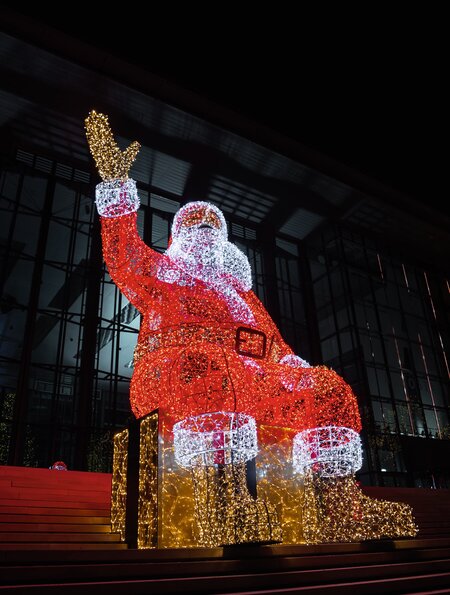 Weihnachtsmann beleuchtet am Kanal in der Autostadt Wolfsburg | © Lennard Kugeler
