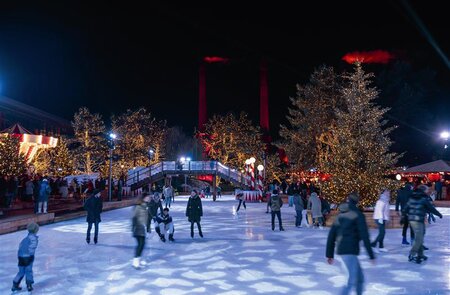 Eisfläche beim Winterevent in der Autostadt Wolfsburg | © Lennard Kugeler
