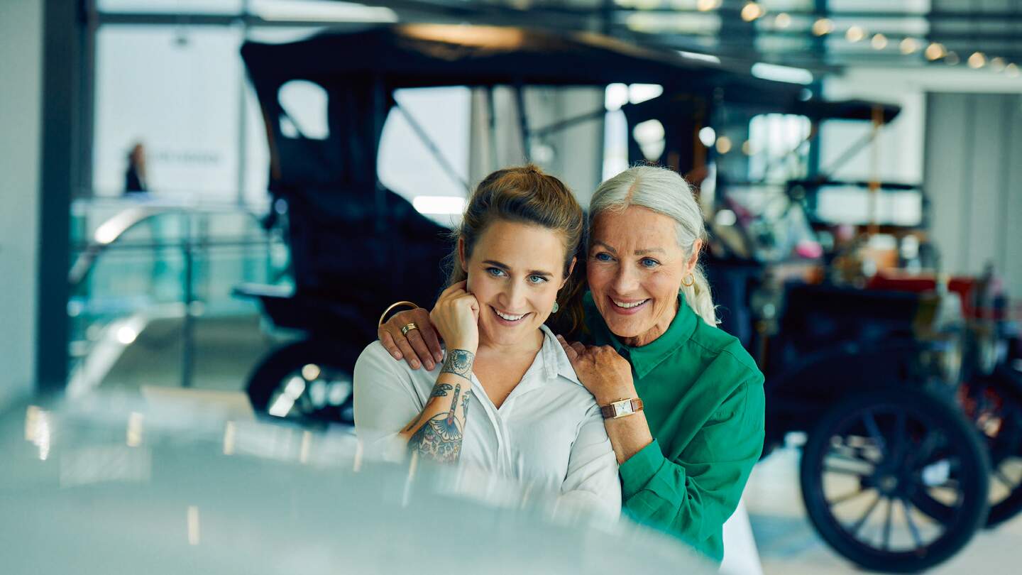 Zwei Frauen betrachten Autos im Zeithaus in der Autostadt Wolfsburg | © Urban Zintel