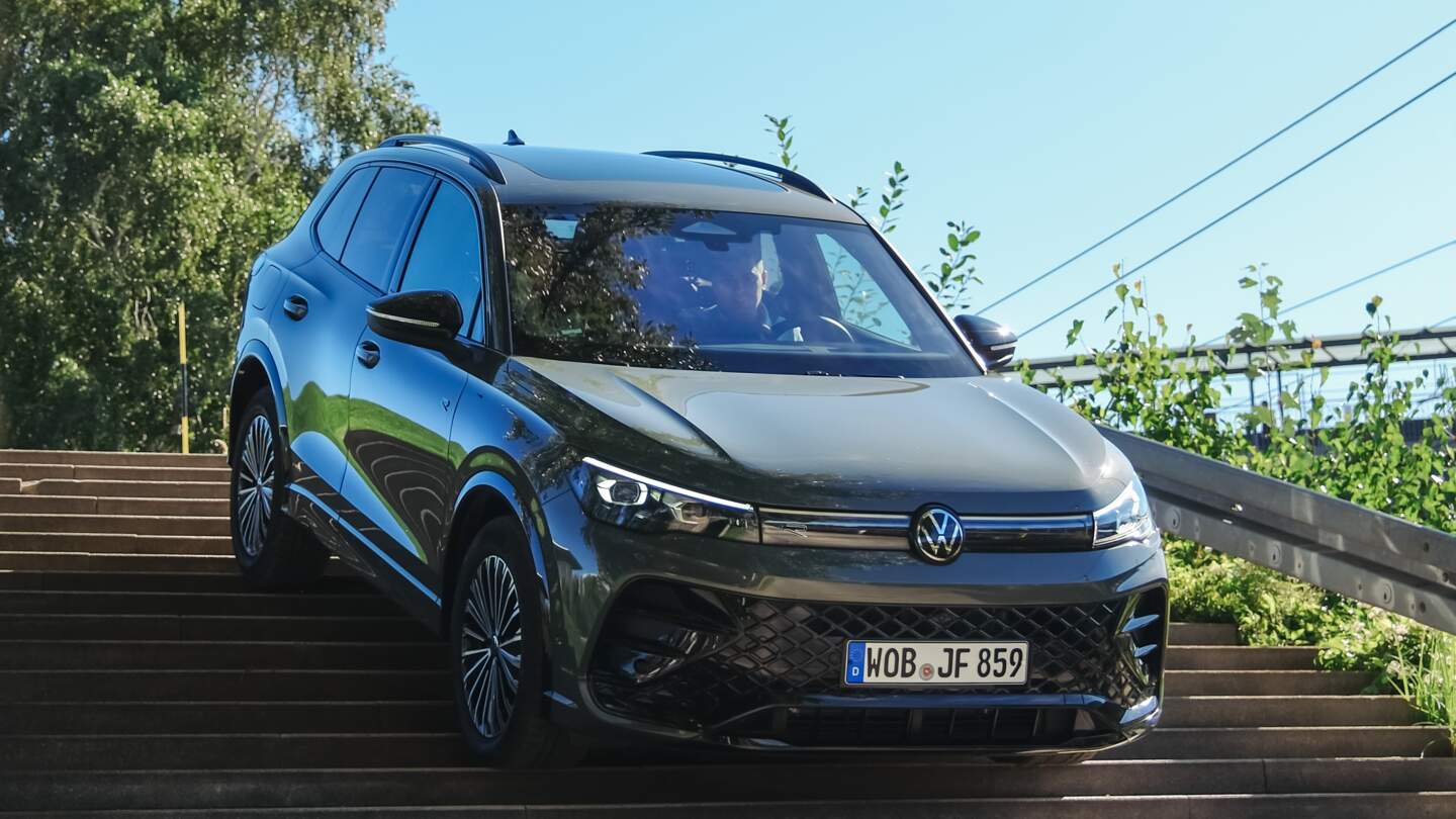 VW Touareg fährt eine Treppe herunter im Geländeparcours in der Autostadt in Wolfsburg