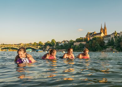 Menschen beim Rheinschwimmen in Basel | © Basel Tourismus/Christian Meixner 