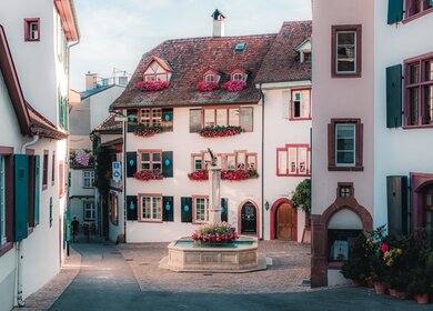 Beschaulicher Platz in der Baseler Altstadt mit historischen Gebäuden | © Basel Tourismus/TEDDY VERNEUIL