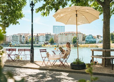 Basel Frau am Wasser  | © Schweiz Tourismus / Christian Meixner