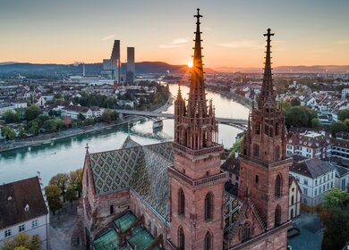 Luftaufnahme des Münster in Basel im Sommer | © Basel Tourismus