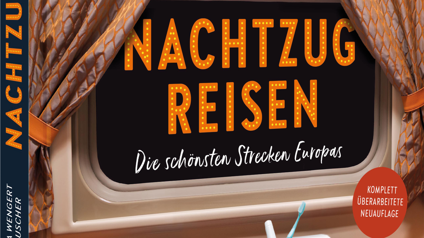 Buchcover „Nachtzug Reisen – Die schönsten Strecken Europas“ von Veronika Wengert und Jörg Dauscher. Zu sehen ist das Innere eines Nachtzugabteils mit Tisch, Kaffeetasse und Zahnbürste. Durch ein Zugfenster mit aufgezogenen Vorhängen blickt man in die Nacht; der Titel leuchtet wie eine Anzeigetafel. Hinweis auf eine komplett überarbeitete Neuauflage. | © Bruckmann Verlag