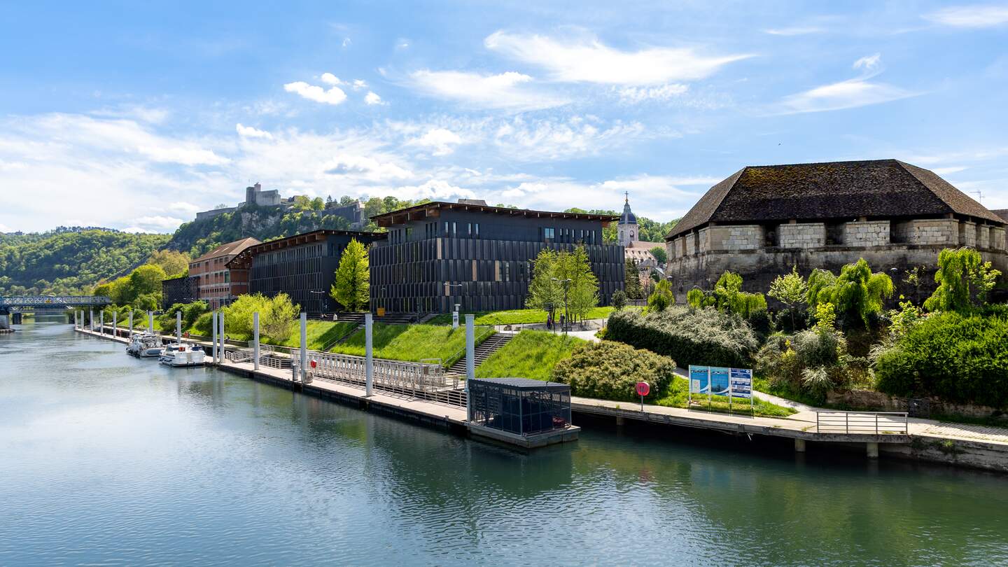  Uferpromenade von Besançon, eingefasst von Bäumen und Gebäuden im Hintergrund. | © les-oiseaux-voyageurs