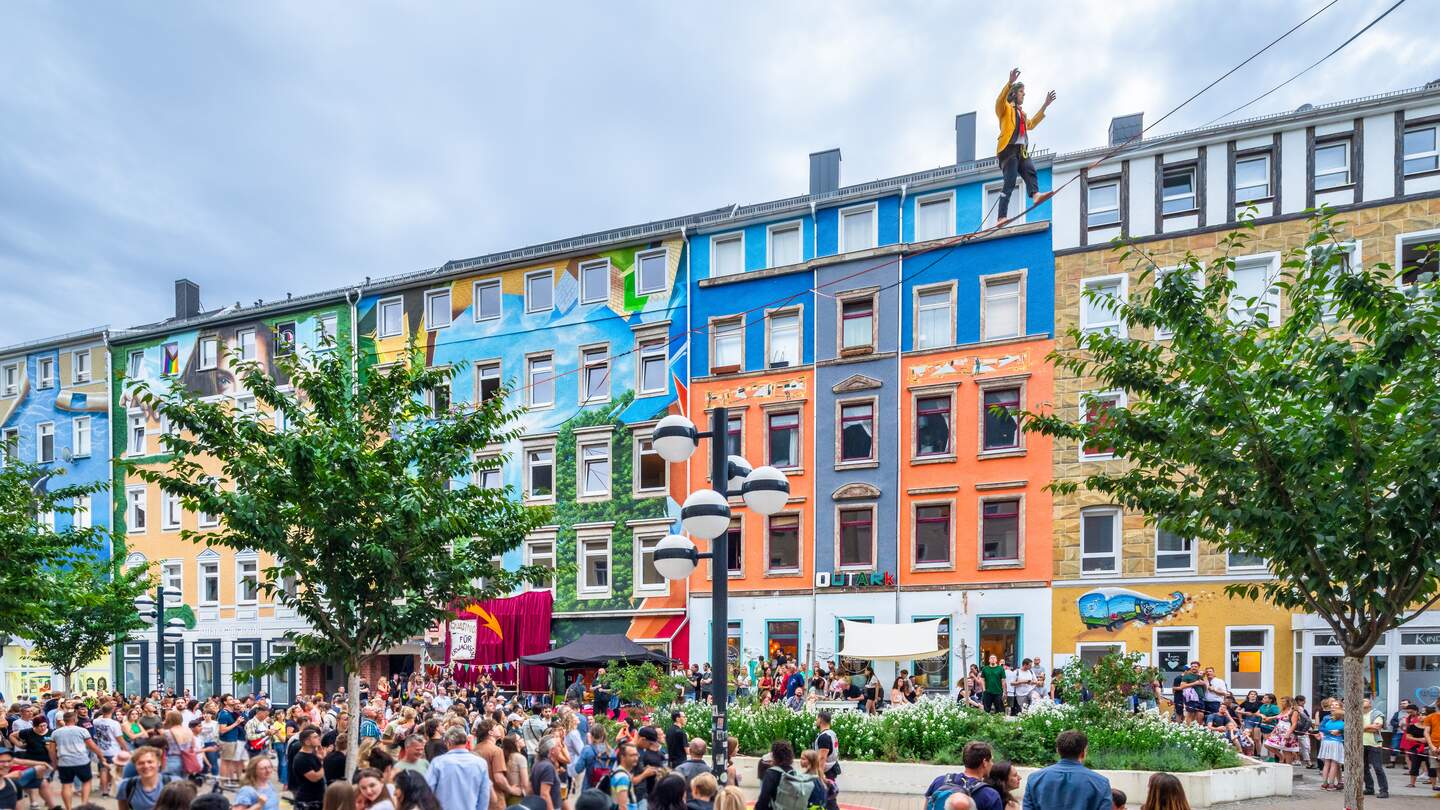 Kulturfestival vor bunten Häusern mit vielen Menschen | © CC-BY-SA | Dirk Hanus