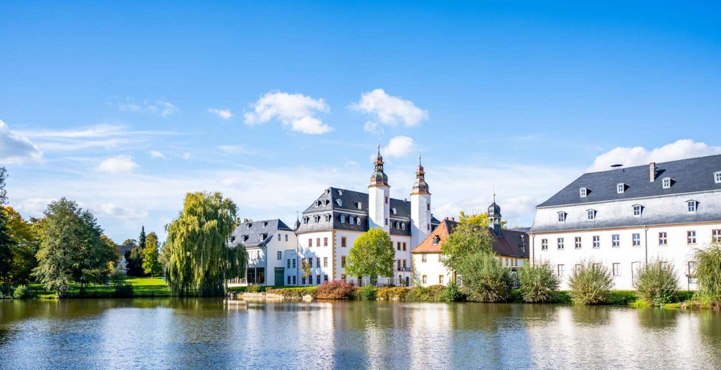 Deutsches Landwirtschaftsmuseum Schloss Blankenhain in der Tourismusregion Chemnitz mit einem See im Vordergrund | © GoMedienDesign | Oliver Göhler