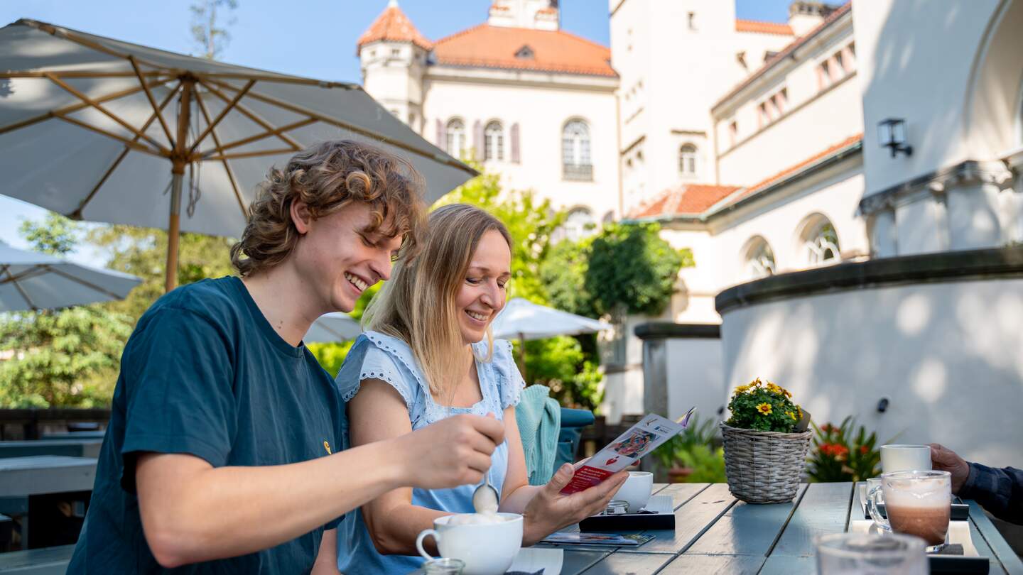 Menschen trinken Kaffee vor einem Schloss | © GoMedienDesign | Oliver Göhler