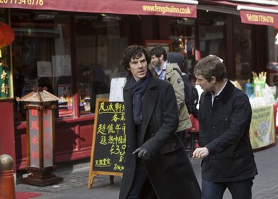 Die Figuren Sherlock Holmes und Dr. Watson laufen durch Chinatown in der Serie "Sherlock" | © polyband/BBC/Hartswood Films