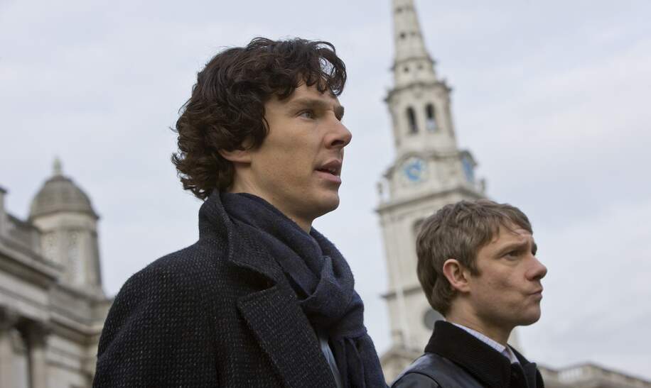 Die Figuren Sherlock Holmes und Dr. Watson stehen vor der Trafalgar Square in der Serie "Sherlock" | © polyband/BBC/Hartswood Films