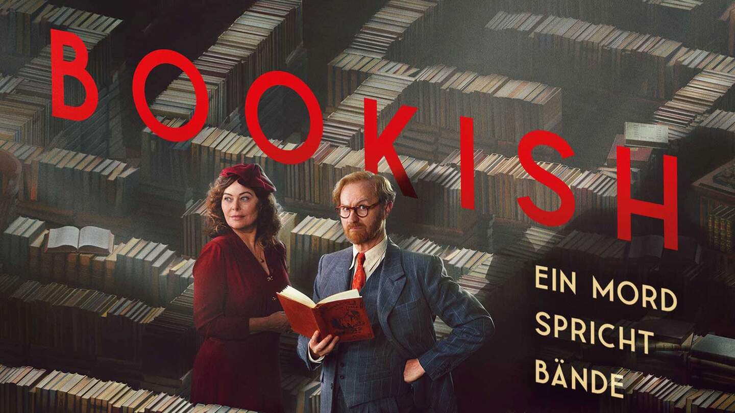 Ein Mann und eine Frau stehen in einem Labyrinth voller Bücher als DVD-Cover | © polyband/Beta Film/UK TV