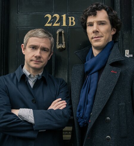 Die Figuren Sherlock Holmes und Dr. Watson aus der Serie "Sherlock" stehen vor ihrem Haus in der Baker Street mit der Nummer 221B | © polyband/BBC/Hartswood Films