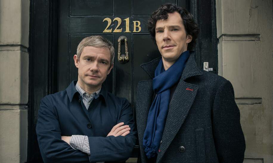 Die Figuren Sherlock Holmes und Dr. Watson aus der Serie "Sherlock" stehen vor ihrem Haus in der Baker Street mit der Nummer 221B | © polyband/BBC/Hartswood Films