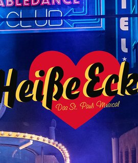 Auf dem Titelbild des Musicals "Heiße Ecke" ist ein Herz mit der Aufschrift "Heiße Ecke" im Retro-Stil zu sehen. Im Hintergrund sind blaue Club-Lichter sichtbar. | © Schmidts Tivoli/Brinkhoff-Mögenburg