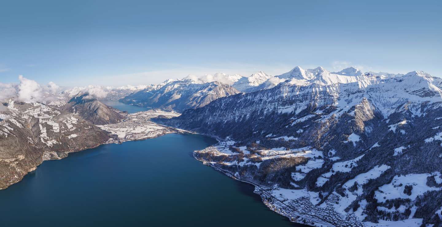 Luftaufnahme vom Bergpanorama Jungfrau Schweiz im Winter | © Interlaken Tourismus, Daniel Reichenbach Thunersee Eiger Mönch Brienzersee im Winter | © Interlaken Tourismus, Daniel Reichenbach