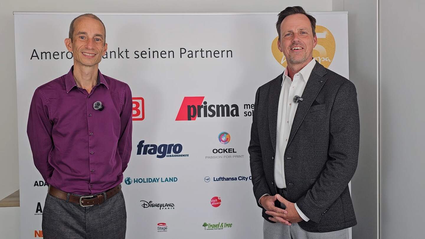 Ein Interview-Partner des Magazins prisma im Gespräch mit einem Ameropa-Mitarbeiter | © Ameropa-Reisen GmbH