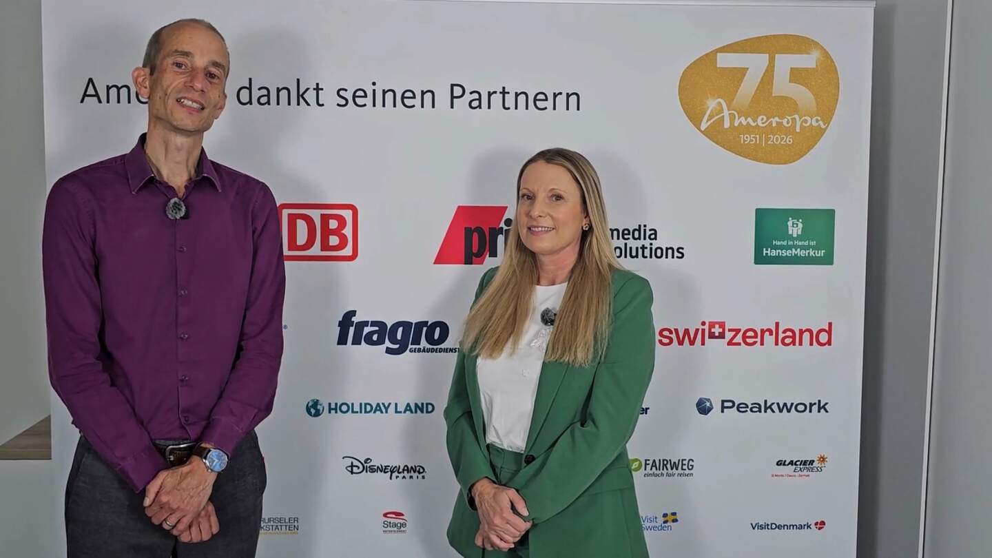 Eine Interview-Partnerin der HanseMerkur Reiseversicherung im Gespräch mit einem Ameropa-Mitarbeiter | © Ameropa-Reisen GmbH