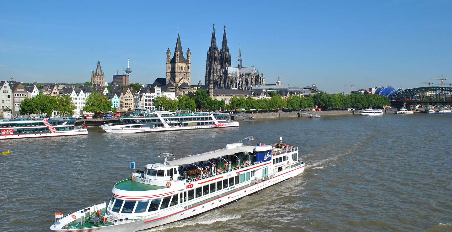 KD-Panoramafahrt auf dem Rhein mit Blick auf die Altstadt von Koeln und den Koelner Dom | © KD Deutsche Rheinschiffahrt GmbH 