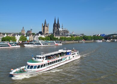 KD-Panoramafahrt auf dem Rhein mit Blick auf die Altstadt von Köln und den Kölner Dom | © KD Deutsche Rheinschiffahrt GmbH 