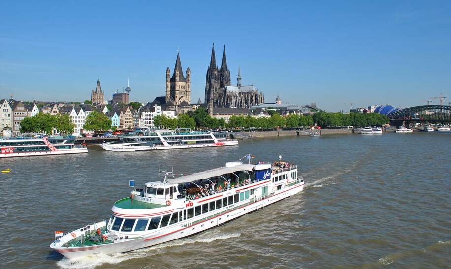 KD-Panoramafahrt auf dem Rhein mit Blick auf die Altstadt von Koeln und den Koelner Dom | © KD Deutsche Rheinschiffahrt GmbH 