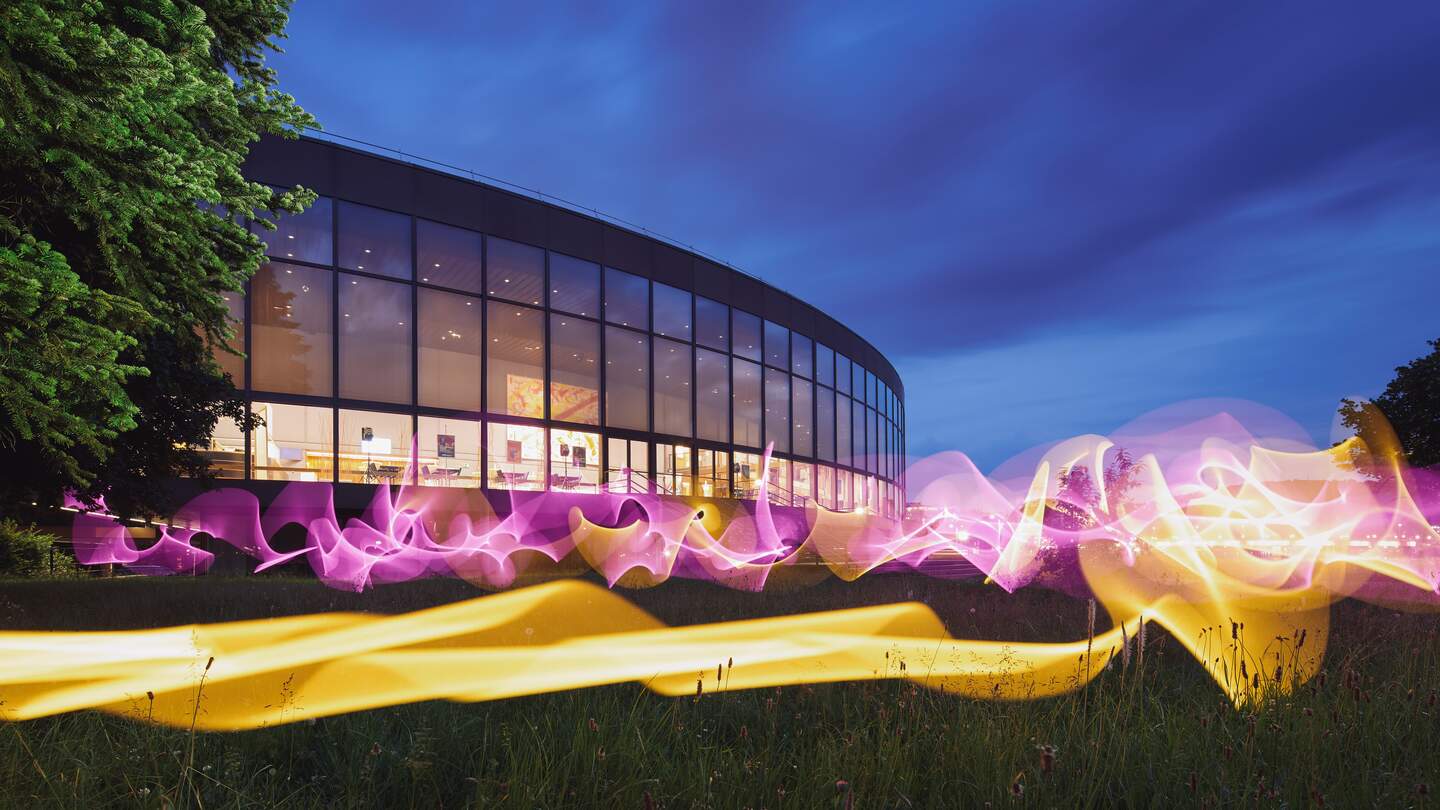 Brucknerhaus in Linz Österreich bei Nacht | © Linz Tourismus/Robert Maybach