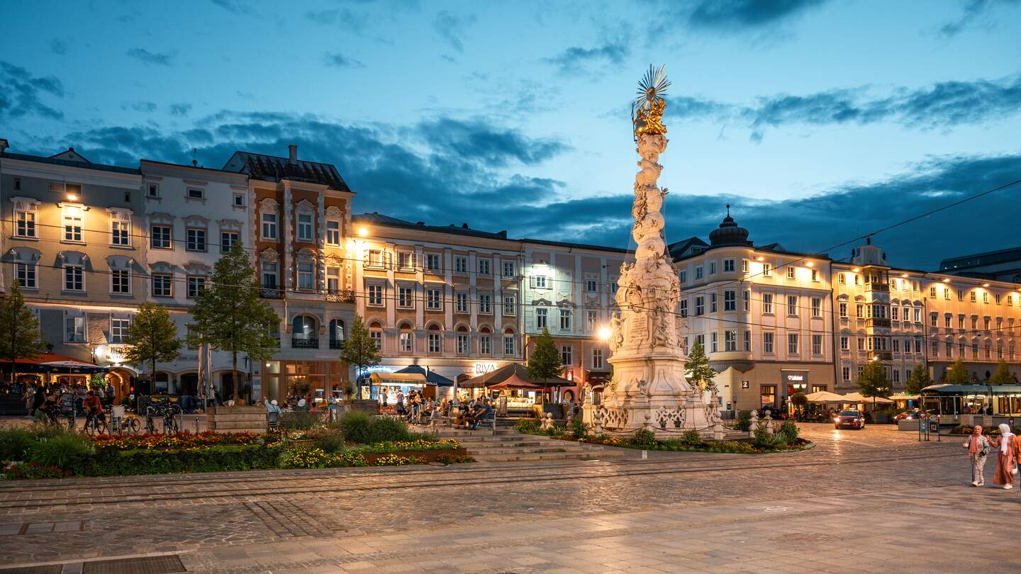 Hauptplatz in Linz Österreich bei Nacht | © Linz Tourismus/Christoph Partsch