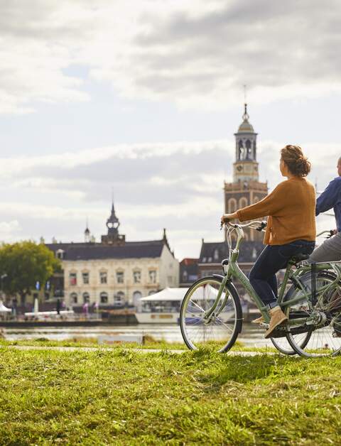 Paar faehrt Rad am Ijsselmeer in den Niederlanden | © Gijs-Versteeg Fotografie